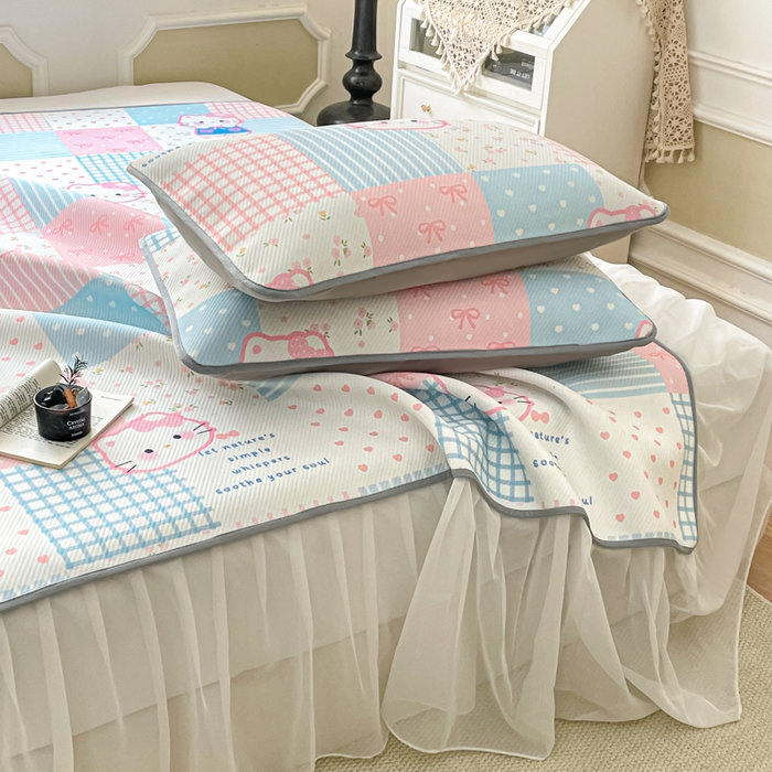 91家纺网 家纺一手货源 找家纺 柒月家居 2026新款斜纹凉感豆豆床裙款凉席 床裙-粉蓝萌猫