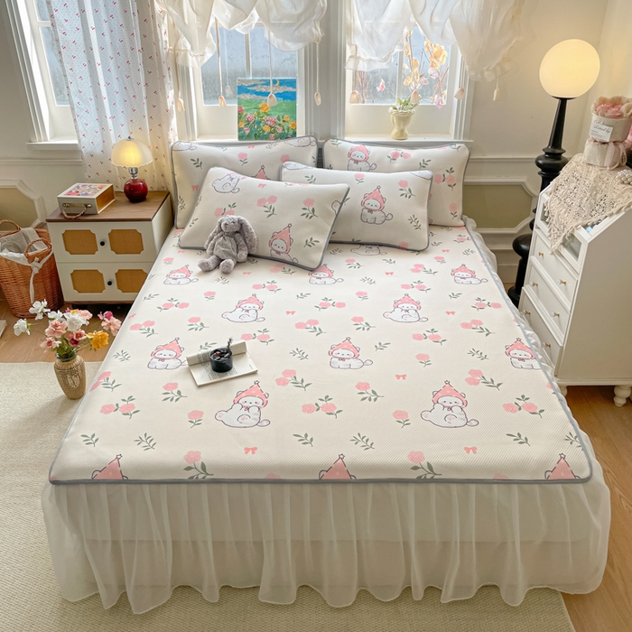 91家纺网 家纺一手货源 找家纺 柒月家居 2026新款斜纹凉感豆豆床裙款凉席 床裙-花花精灵