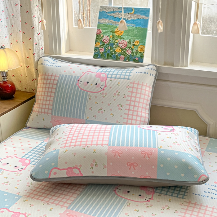 91家纺网 家纺一手货源 找家纺 柒月家居 2026新款斜纹凉感豆豆床裙款凉席 床裙-粉蓝萌猫