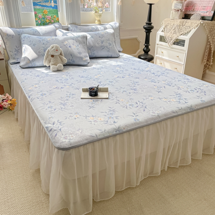 91家纺网 家纺一手货源 找家纺 柒月家居 2026新款斜纹凉感豆豆床裙款凉席 床裙-蓝雾花枝