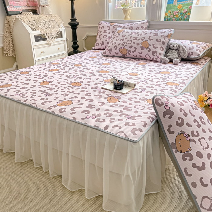 91家纺网 家纺一手货源 找家纺 柒月家居 2026新款斜纹凉感豆豆床裙款凉席 床裙-粉豹黑皮