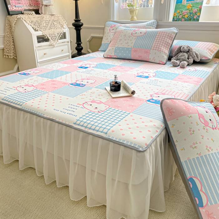 91家纺网 家纺一手货源 找家纺 柒月家居 2026新款斜纹凉感豆豆床裙款凉席 床裙-粉蓝萌猫