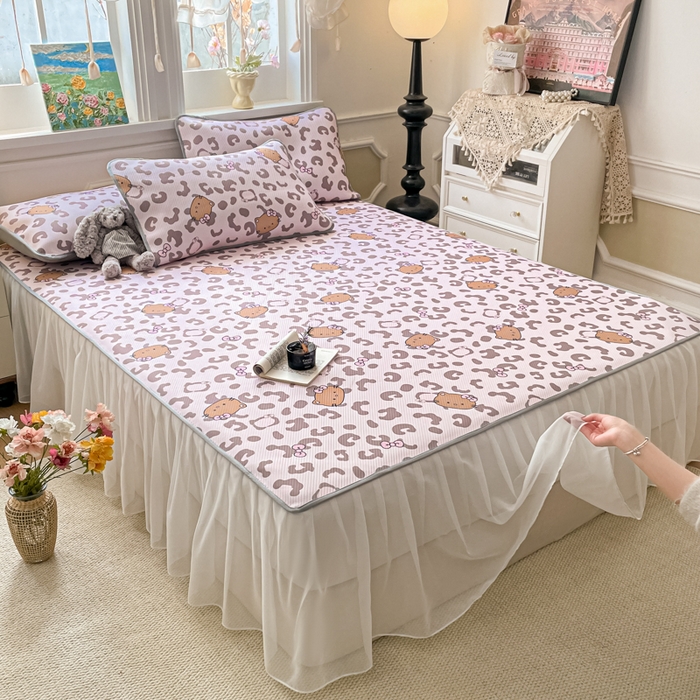 91家纺网 家纺一手货源 找家纺 柒月家居 2026新款斜纹凉感豆豆床裙款凉席 床裙-粉豹黑皮