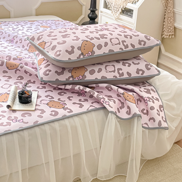 91家纺网 家纺一手货源 找家纺 柒月家居 2026新款斜纹凉感豆豆床裙款凉席 床裙-粉豹黑皮