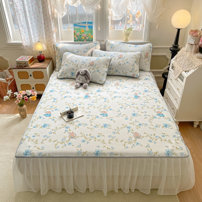 91家纺网 家纺一手货源 找家纺 柒月家居 2026新款斜纹凉感豆豆床裙款凉席 床裙-浅夏花兔