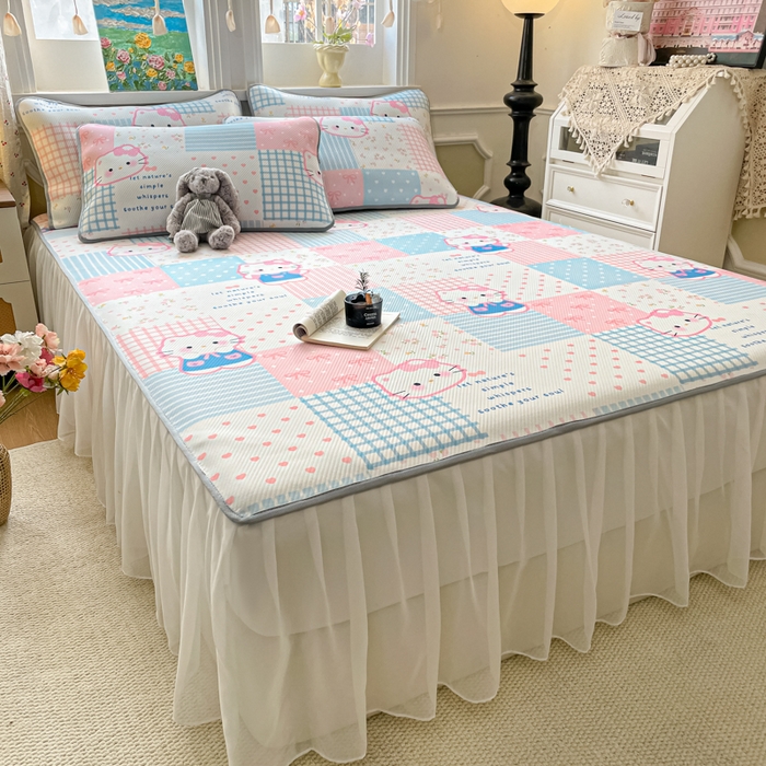 91家纺网 家纺一手货源 找家纺 柒月家居 2026新款斜纹凉感豆豆床裙款凉席 床裙-粉蓝萌猫