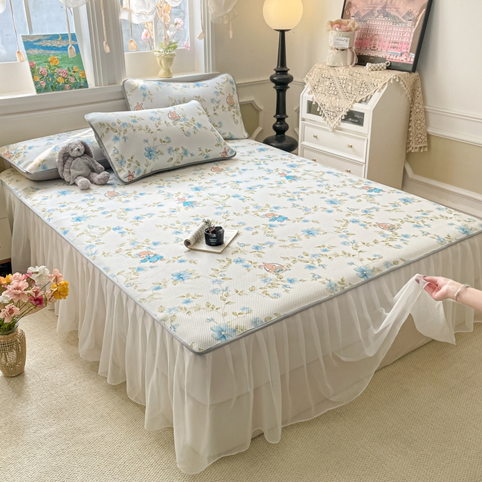 91家纺网 家纺一手货源 找家纺 柒月家居 2026新款斜纹凉感豆豆床裙款凉席 床裙-浅夏花兔