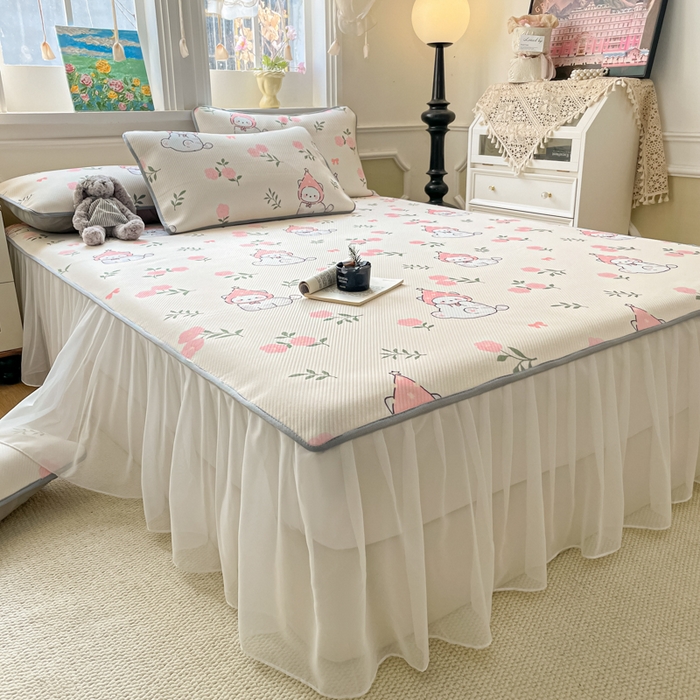 91家纺网 家纺一手货源 找家纺 柒月家居 2026新款斜纹凉感豆豆床裙款凉席 床裙-花花精灵