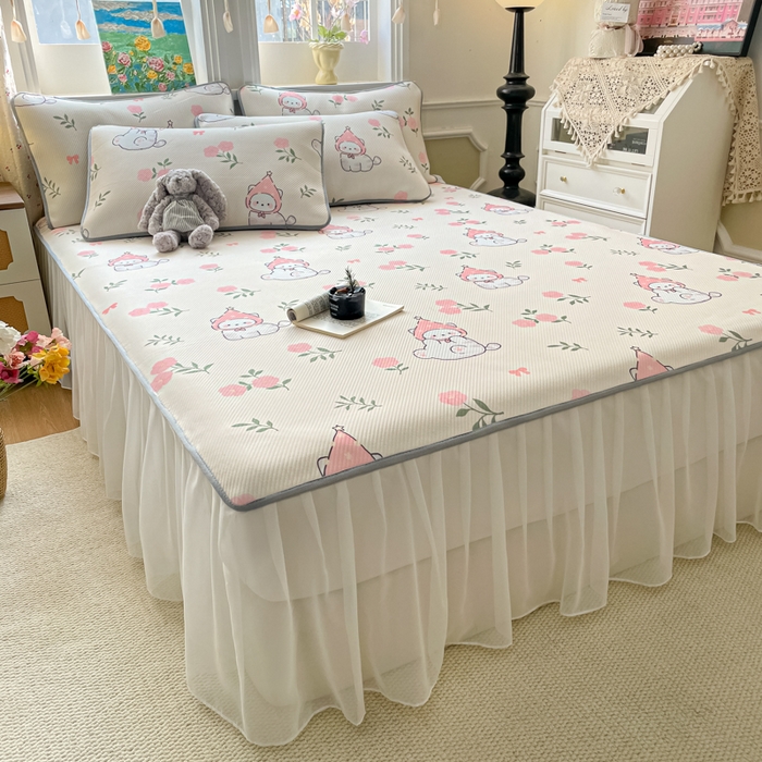 91家纺网 家纺一手货源 找家纺 柒月家居 2026新款斜纹凉感豆豆床裙款凉席 床裙-花花精灵