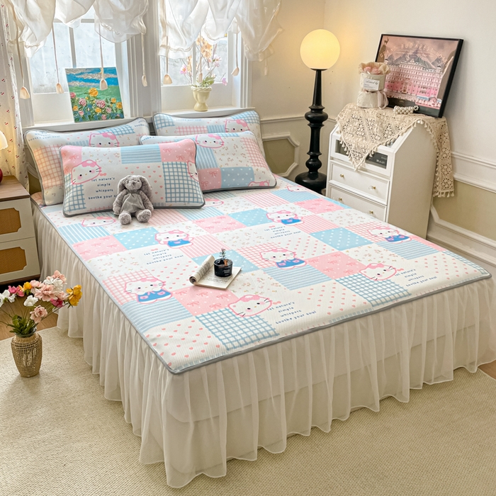 91家纺网 家纺一手货源 找家纺 柒月家居 2026新款斜纹凉感豆豆床裙款凉席 床裙-粉蓝萌猫