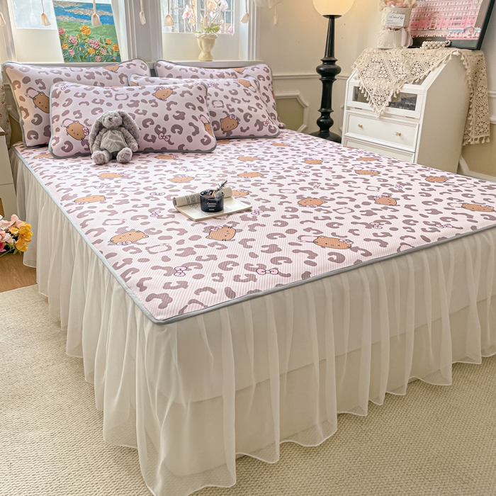 91家纺网 家纺一手货源 找家纺 柒月家居 2026新款斜纹凉感豆豆床裙款凉席 床裙-粉豹黑皮