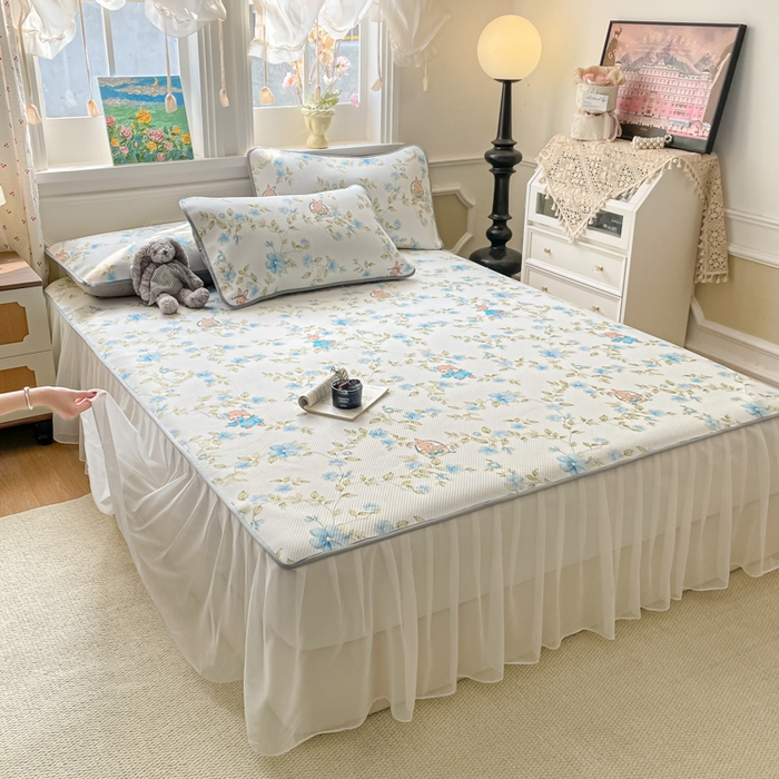 91家纺网 家纺一手货源 找家纺 柒月家居 2026新款斜纹凉感豆豆床裙款凉席 床裙-浅夏花兔