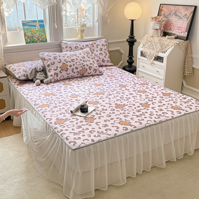 91家纺网 家纺一手货源 找家纺 柒月家居 2026新款斜纹凉感豆豆床裙款凉席 床裙-粉豹黑皮