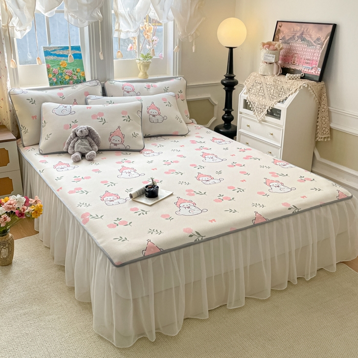 91家纺网 家纺一手货源 找家纺 柒月家居 2026新款斜纹凉感豆豆床裙款凉席 床裙-花花精灵