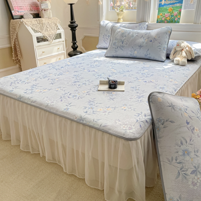 91家纺网 家纺一手货源 找家纺 柒月家居 2026新款斜纹凉感豆豆床裙款凉席 床裙-蓝雾花枝