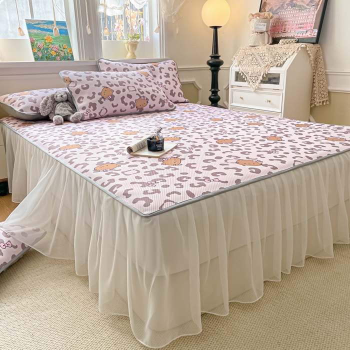 91家纺网 家纺一手货源 找家纺 柒月家居 2026新款斜纹凉感豆豆床裙款凉席 床裙-粉豹黑皮