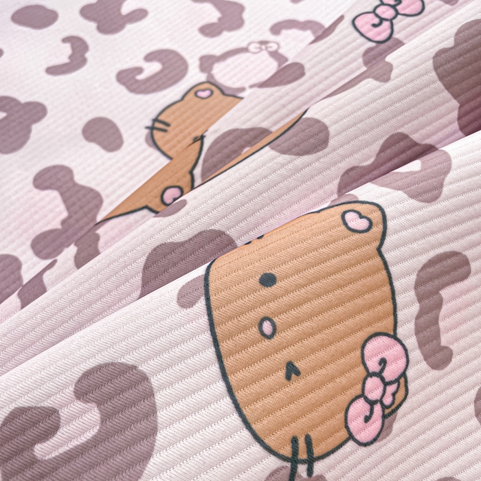 91家纺网 家纺一手货源 找家纺 柒月家居 2026新款斜纹凉感豆豆床裙款凉席 床裙-粉豹黑皮