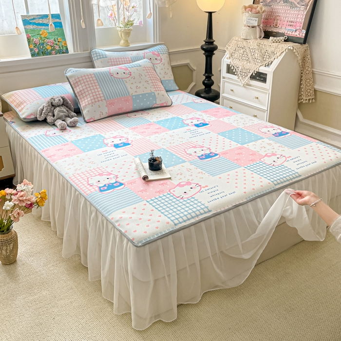 91家纺网 家纺一手货源 找家纺 柒月家居 2026新款斜纹凉感豆豆床裙款凉席 床裙-粉蓝萌猫