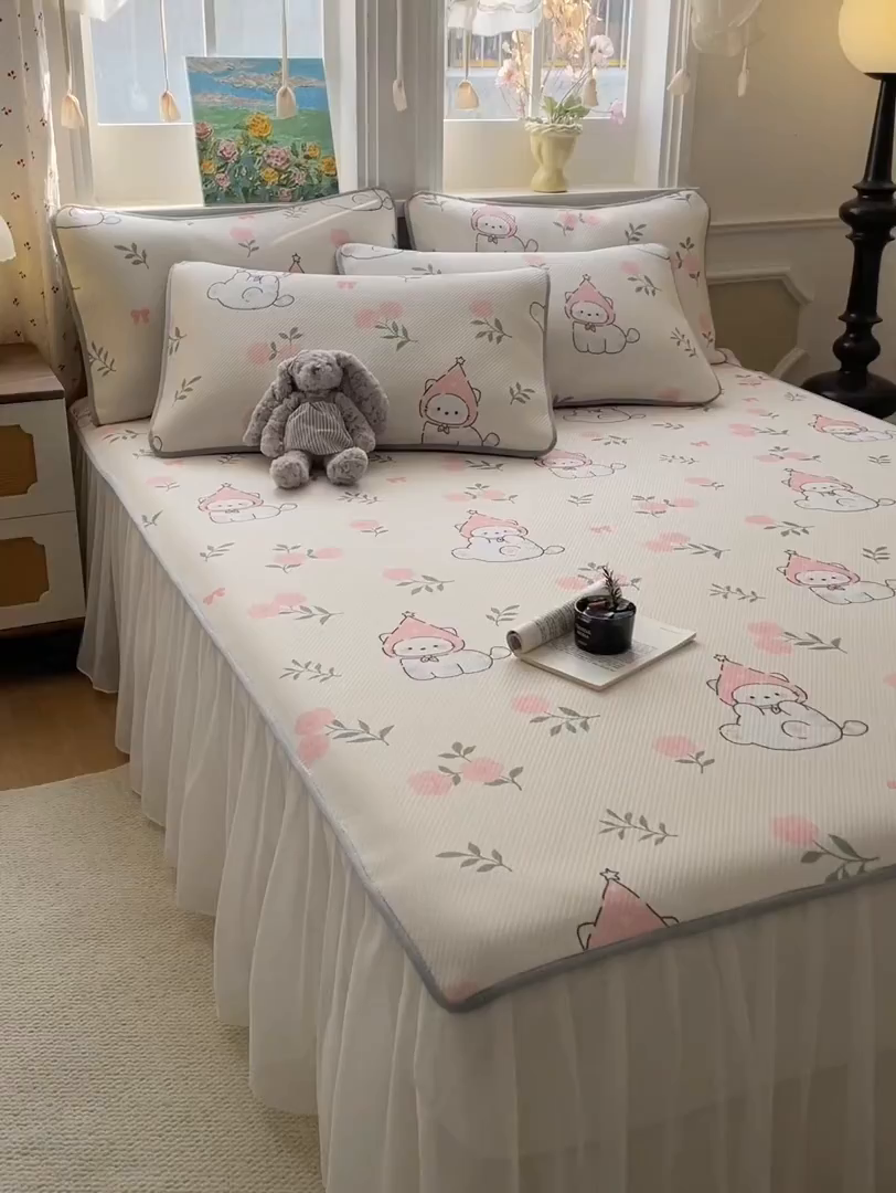 91家纺网 家纺一手货源 找家纺 柒月家居 2026新款斜纹凉感豆豆床裙款凉席 床裙-花花精灵