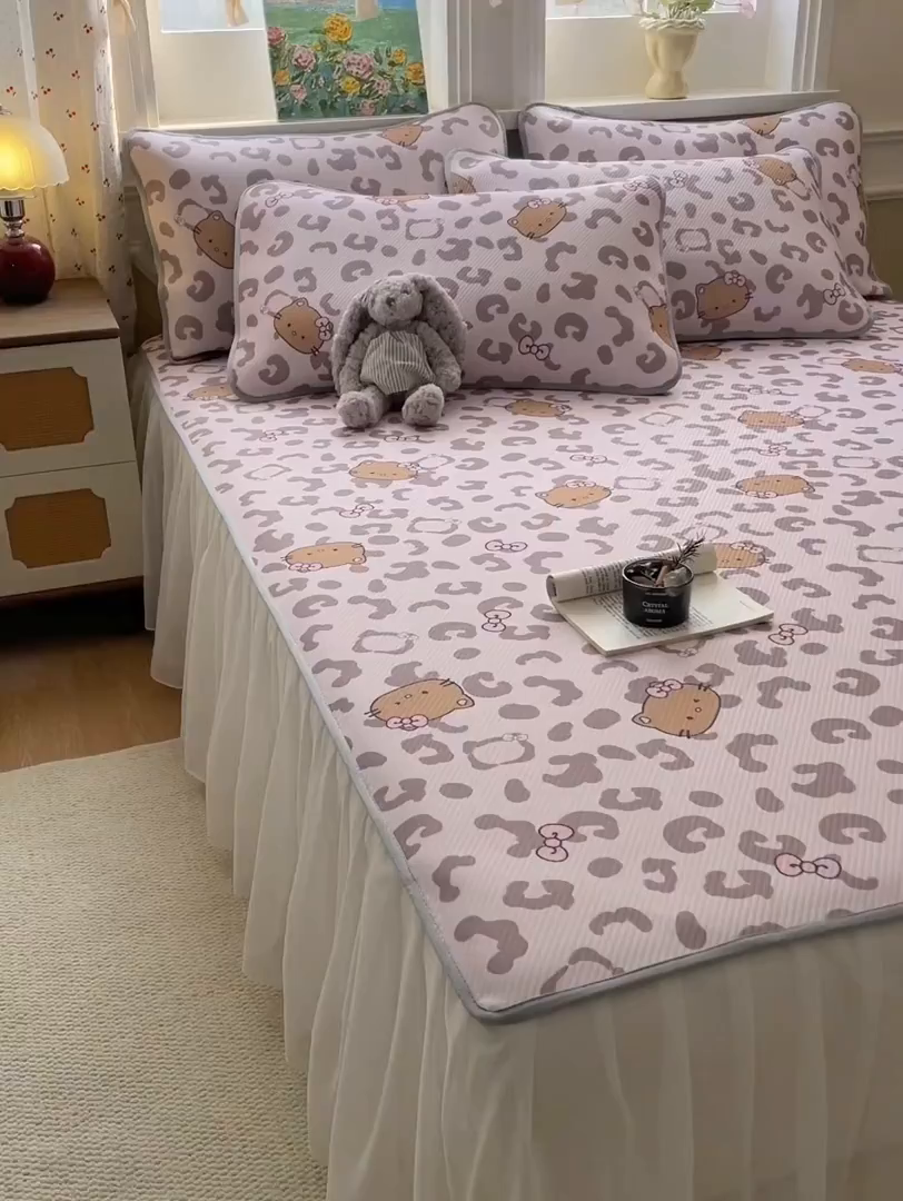 91家纺网 家纺一手货源 找家纺 柒月家居 2026新款斜纹凉感豆豆床裙款凉席 床裙-粉豹黑皮