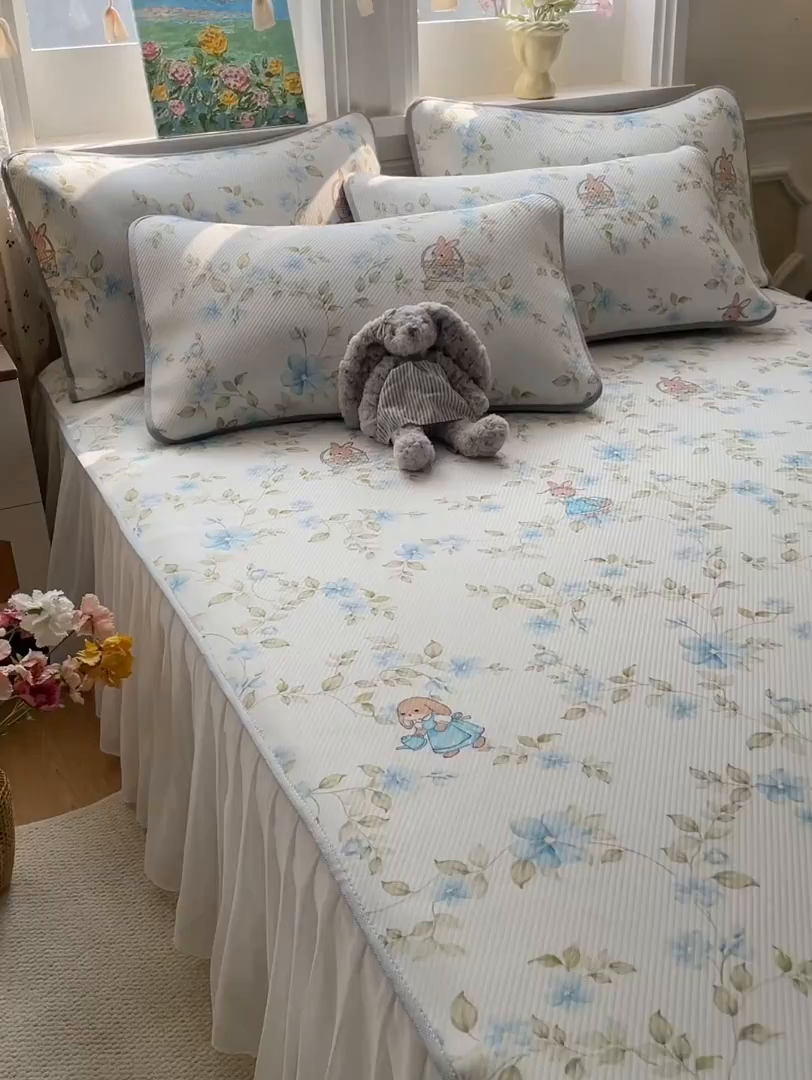 91家纺网 家纺一手货源 找家纺 柒月家居 2026新款斜纹凉感豆豆床裙款凉席 床裙-浅夏花兔