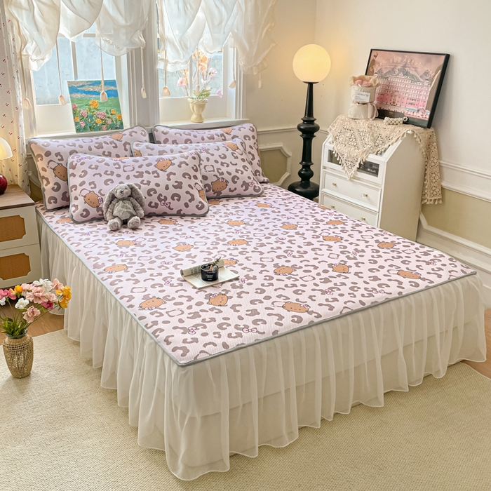 91家纺网 家纺一手货源 找家纺 柒月家居 2026新款斜纹凉感豆豆床裙款凉席 床裙-粉豹黑皮