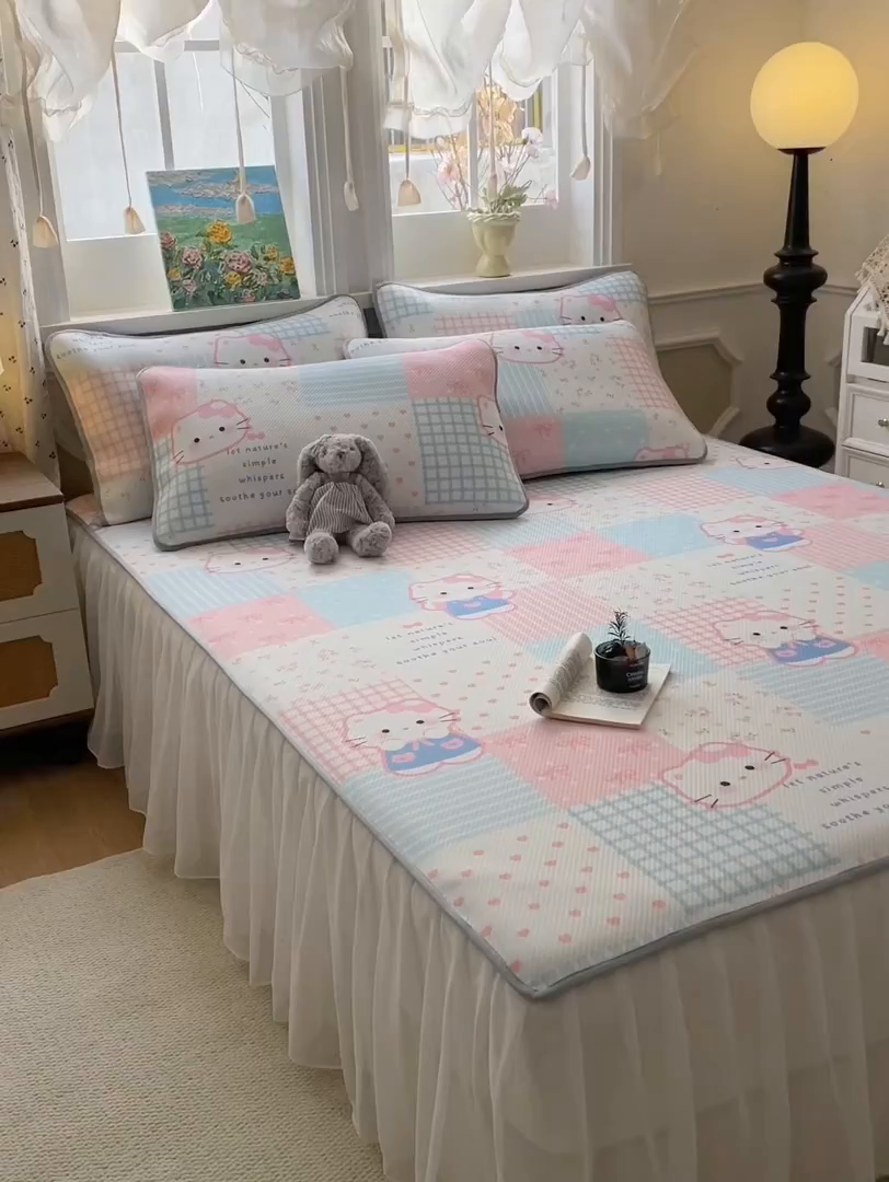 91家纺网 家纺一手货源 找家纺 柒月家居 2026新款斜纹凉感豆豆床裙款凉席 床裙-粉蓝萌猫