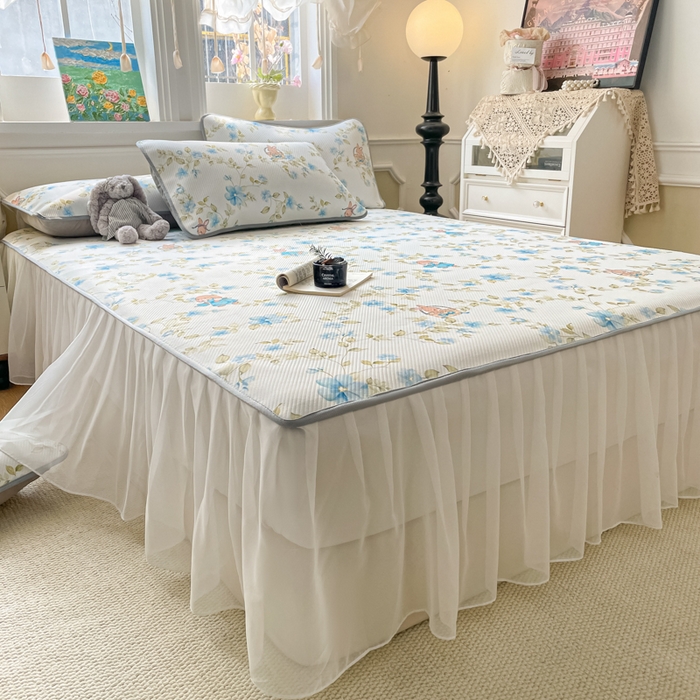 91家纺网 家纺一手货源 找家纺 柒月家居 2026新款斜纹凉感豆豆床裙款凉席 床裙-浅夏花兔