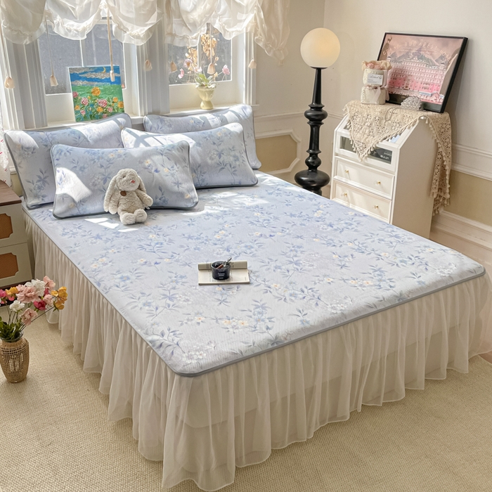 91家纺网 家纺一手货源 找家纺 柒月家居 2026新款斜纹凉感豆豆床裙款凉席 床裙-蓝雾花枝