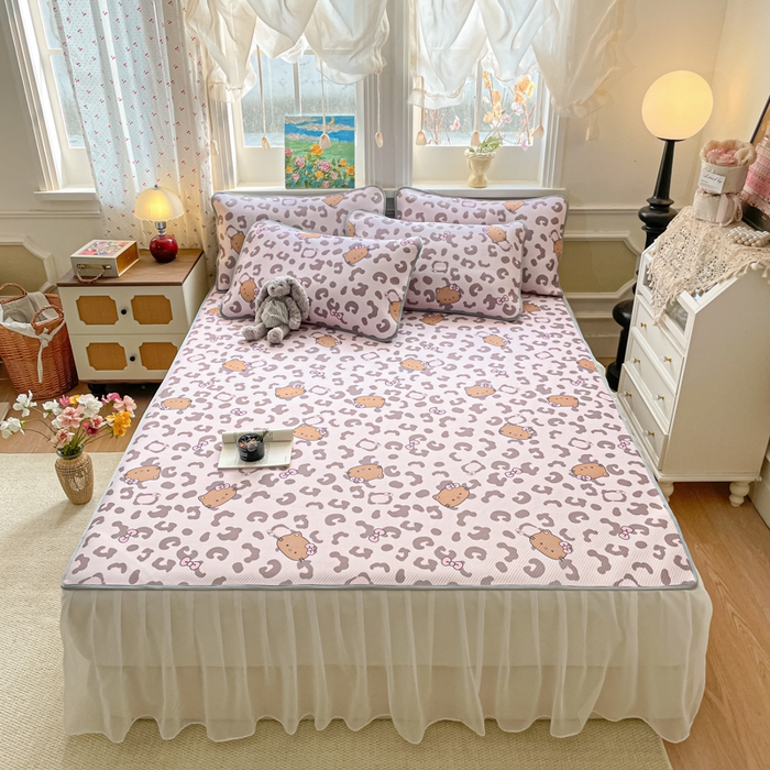 91家纺网 家纺一手货源 找家纺 柒月家居 2026新款斜纹凉感豆豆床裙款凉席 床裙-粉豹黑皮