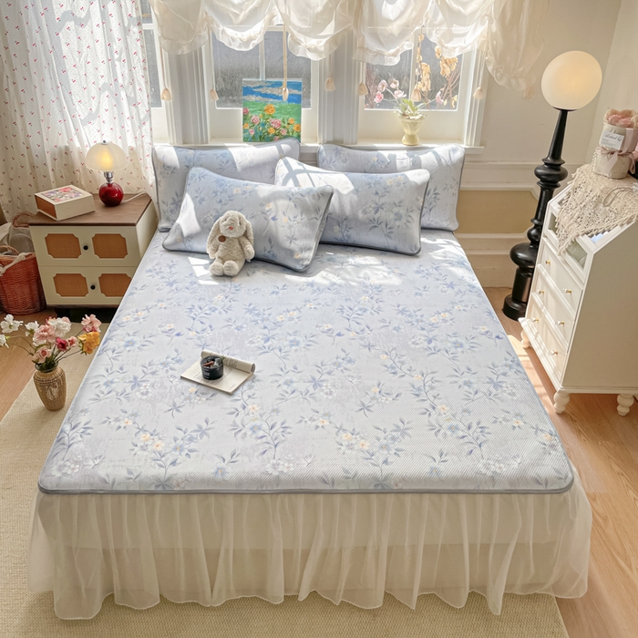 91家纺网 家纺一手货源 找家纺 柒月家居 2026新款斜纹凉感豆豆床裙款凉席 床裙-蓝雾花枝