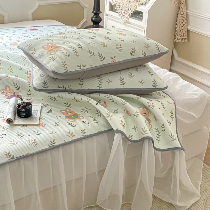 91家纺网 家纺一手货源 找家纺 柒月家居 2026新款斜纹凉感豆豆床裙款凉席 床裙-青叶萌物