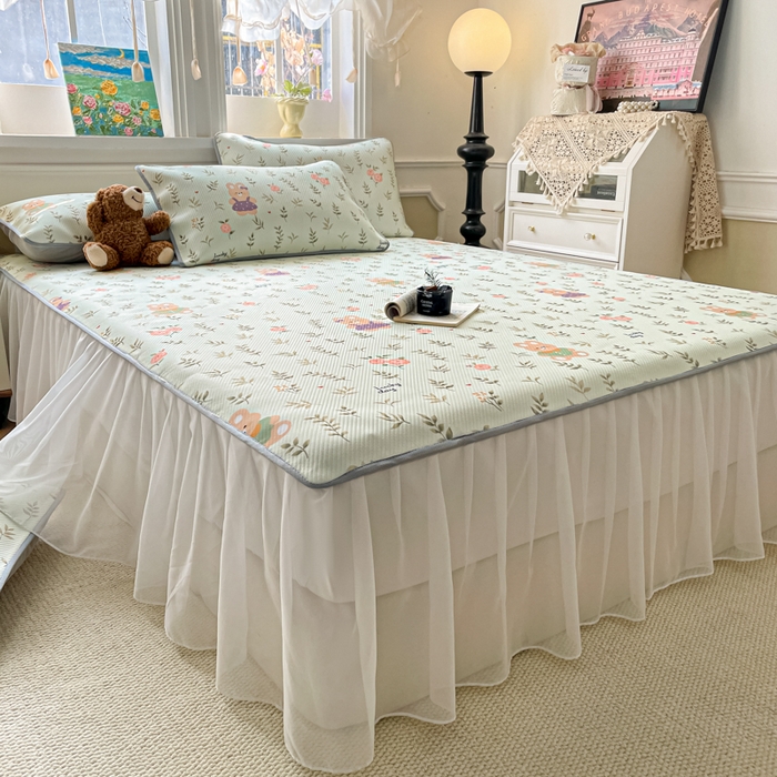 91家纺网 家纺一手货源 找家纺 柒月家居 2026新款斜纹凉感豆豆床裙款凉席 床裙-青叶萌物