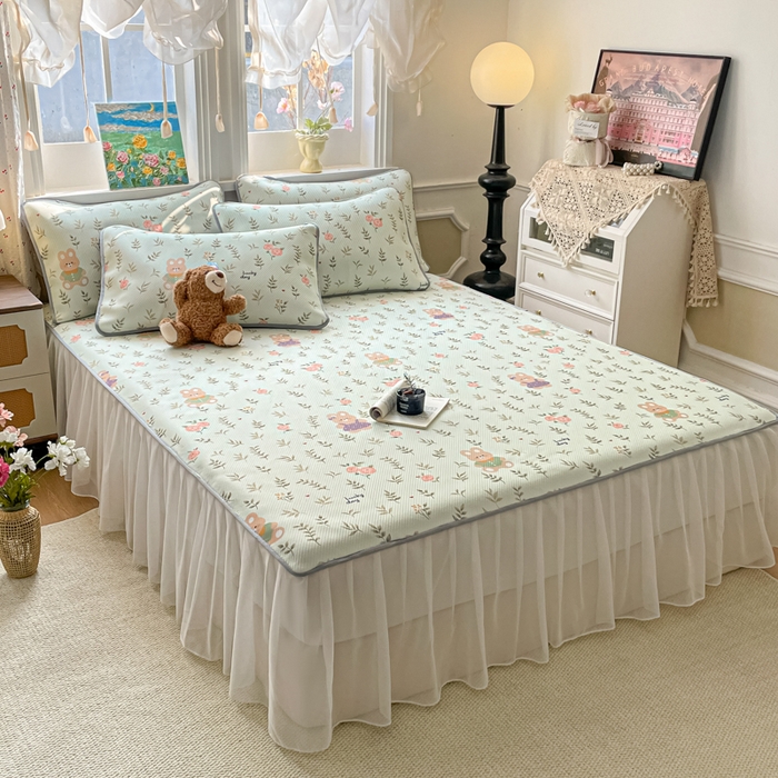 91家纺网 家纺一手货源 找家纺 柒月家居 2026新款斜纹凉感豆豆床裙款凉席 床裙-青叶萌物