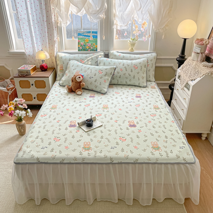 91家纺网 家纺一手货源 找家纺 柒月家居 2026新款斜纹凉感豆豆床裙款凉席 床裙-青叶萌物