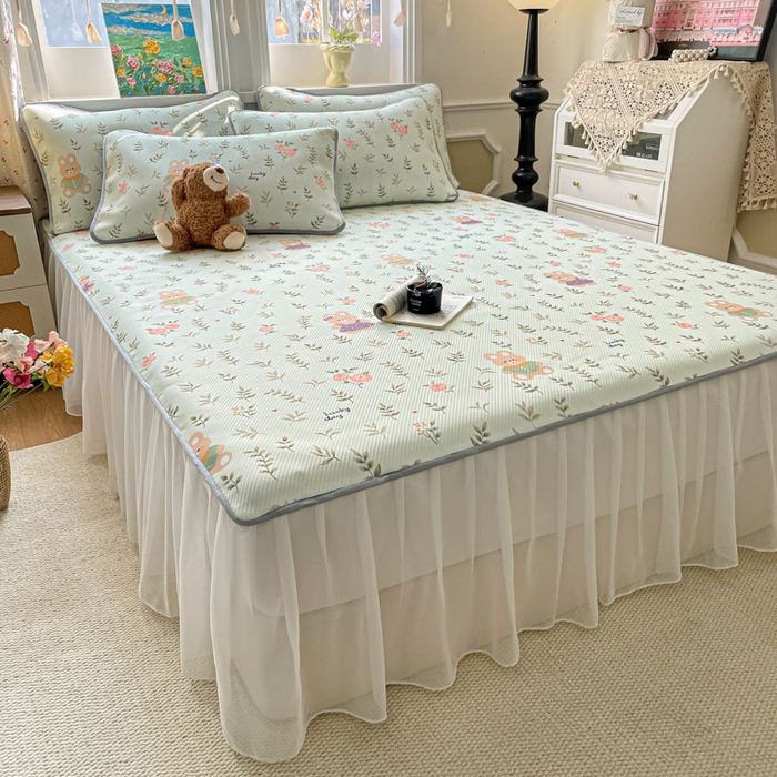 91家纺网 家纺一手货源 找家纺 柒月家居 2026新款斜纹凉感豆豆床裙款凉席 床裙-青叶萌物