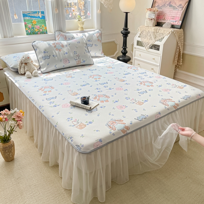 91家纺网 家纺一手货源 找家纺 柒月家居 2026新款斜纹凉感豆豆床裙款凉席 床裙-花筐奶兔