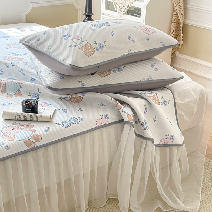 91家纺网 家纺一手货源 找家纺 柒月家居 2026新款斜纹凉感豆豆床裙款凉席 床裙-花筐奶兔