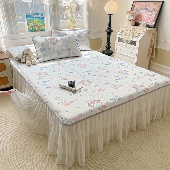 91家纺网 家纺一手货源 找家纺 柒月家居 2026新款斜纹凉感豆豆床裙款凉席 床裙-花筐奶兔