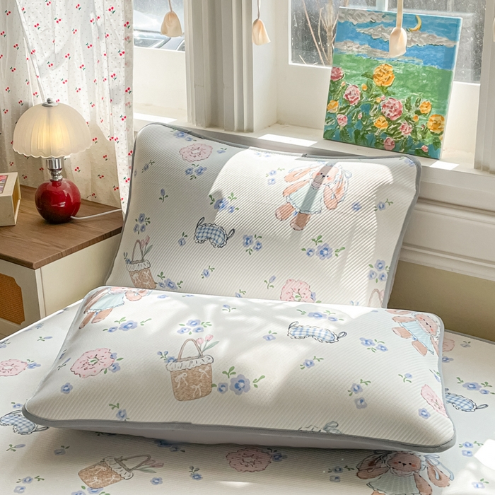 91家纺网 家纺一手货源 找家纺 柒月家居 2026新款斜纹凉感豆豆床裙款凉席 床裙-花筐奶兔