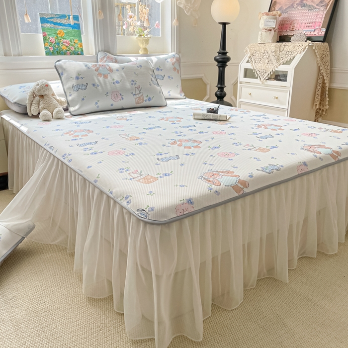 91家纺网 家纺一手货源 找家纺 柒月家居 2026新款斜纹凉感豆豆床裙款凉席 床裙-花筐奶兔