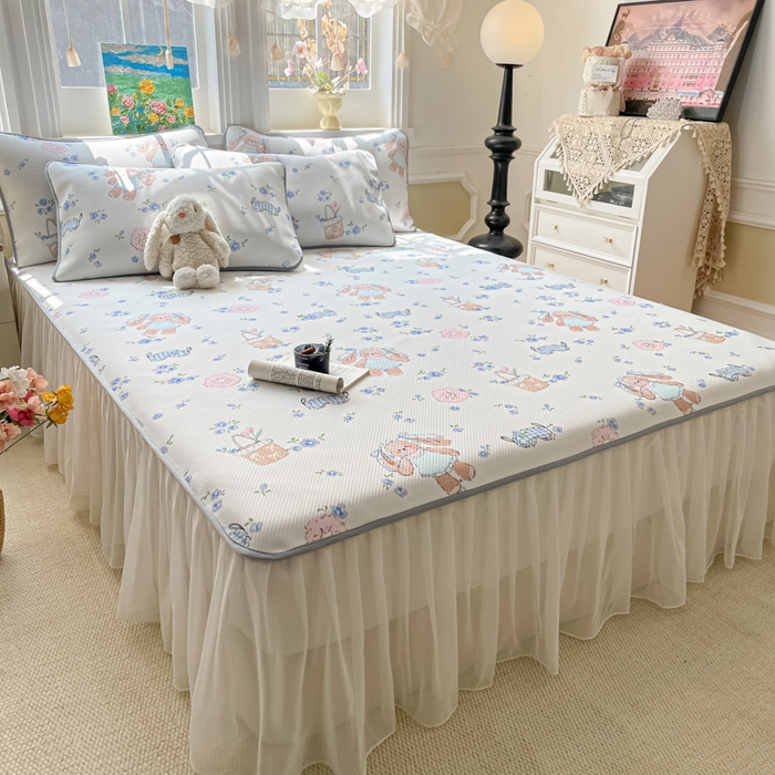 91家纺网 家纺一手货源 找家纺 柒月家居 2026新款斜纹凉感豆豆床裙款凉席 床裙-花筐奶兔