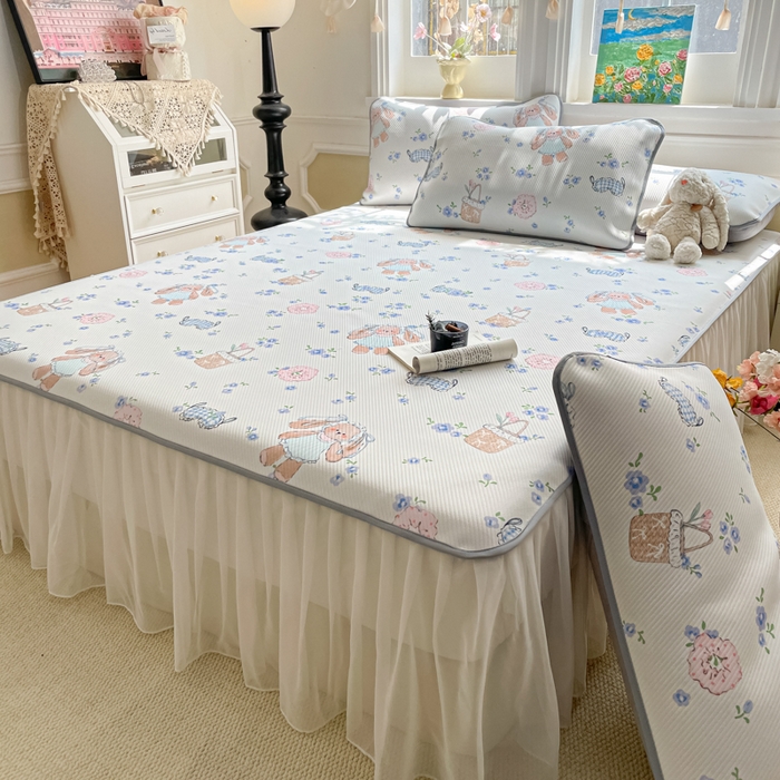 91家纺网 家纺一手货源 找家纺 柒月家居 2026新款斜纹凉感豆豆床裙款凉席 床裙-花筐奶兔