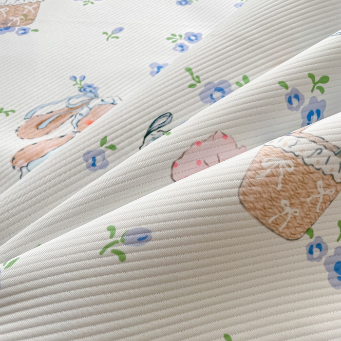 91家纺网 家纺一手货源 找家纺 柒月家居 2026新款斜纹凉感豆豆床裙款凉席 床裙-花筐奶兔