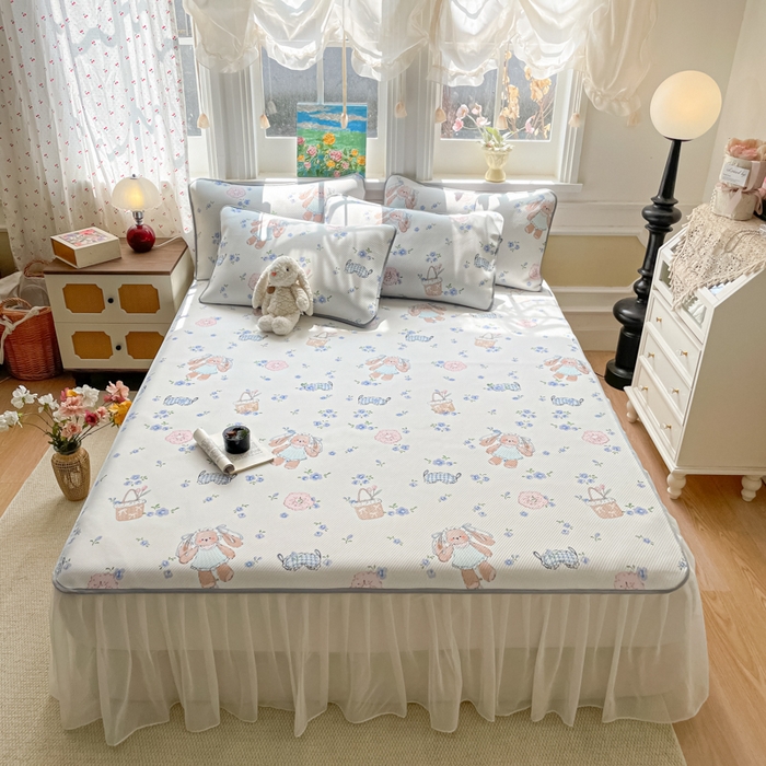 91家纺网 家纺一手货源 找家纺 柒月家居 2026新款斜纹凉感豆豆床裙款凉席 床裙-花筐奶兔