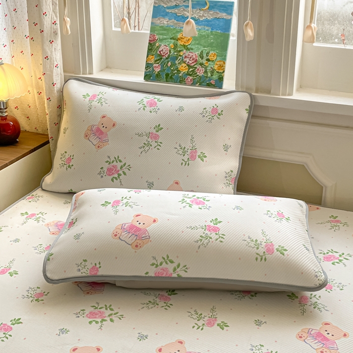 91家纺网 家纺一手货源 找家纺 柒月家居 2026新款斜纹凉感豆豆床裙款凉席 床裙-粉花软熊