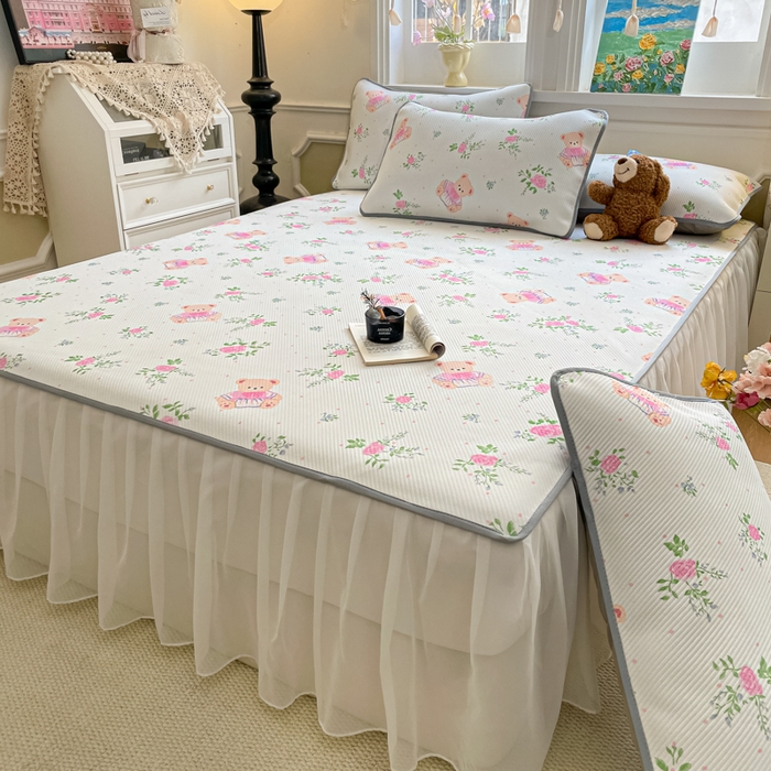 91家纺网 家纺一手货源 找家纺 柒月家居 2026新款斜纹凉感豆豆床裙款凉席 床裙-粉花软熊