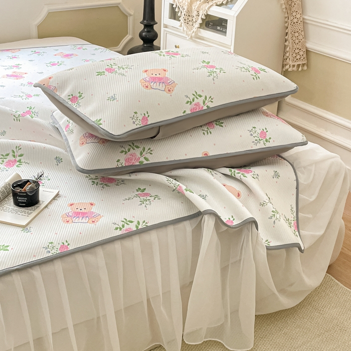 91家纺网 家纺一手货源 找家纺 柒月家居 2026新款斜纹凉感豆豆床裙款凉席 床裙-粉花软熊