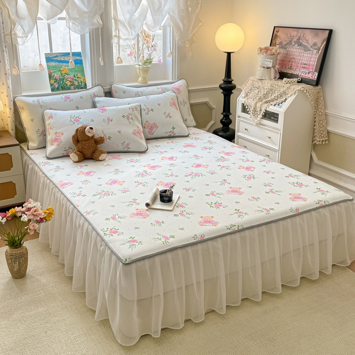 91家纺网 家纺一手货源 找家纺 柒月家居 2026新款斜纹凉感豆豆床裙款凉席 床裙-粉花软熊