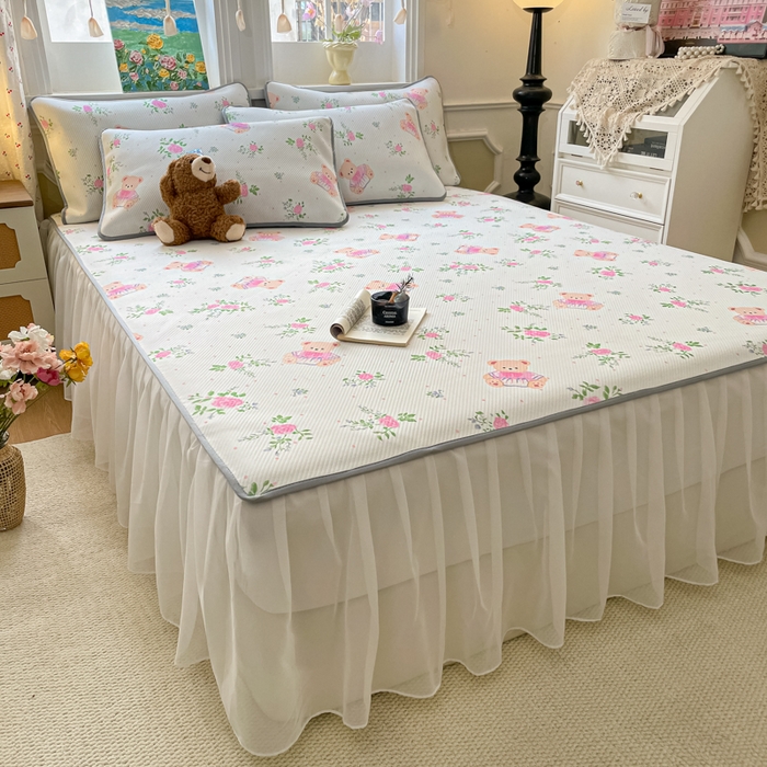 91家纺网 家纺一手货源 找家纺 柒月家居 2026新款斜纹凉感豆豆床裙款凉席 床裙-粉花软熊